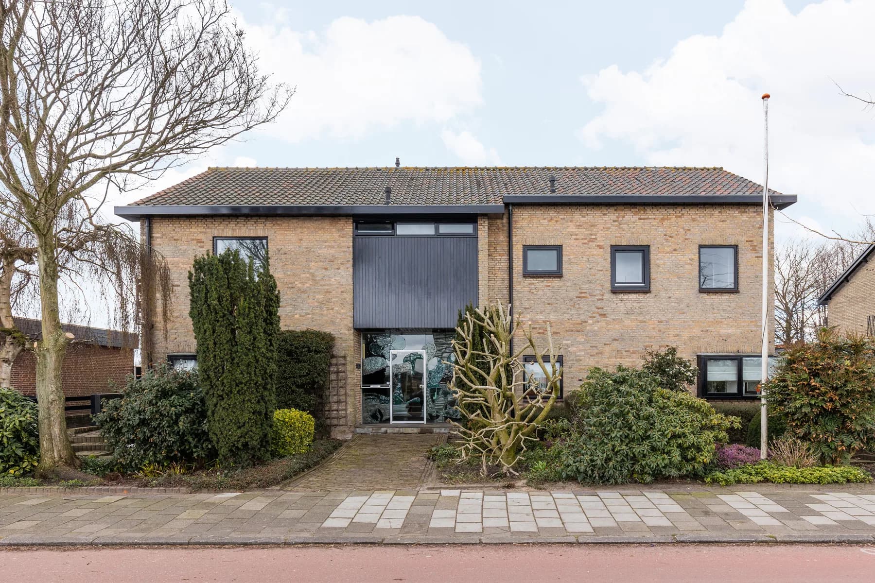 Gerenoveerde jaren '70 dijkwoning aan de Lijnderdijk door Molen Architects