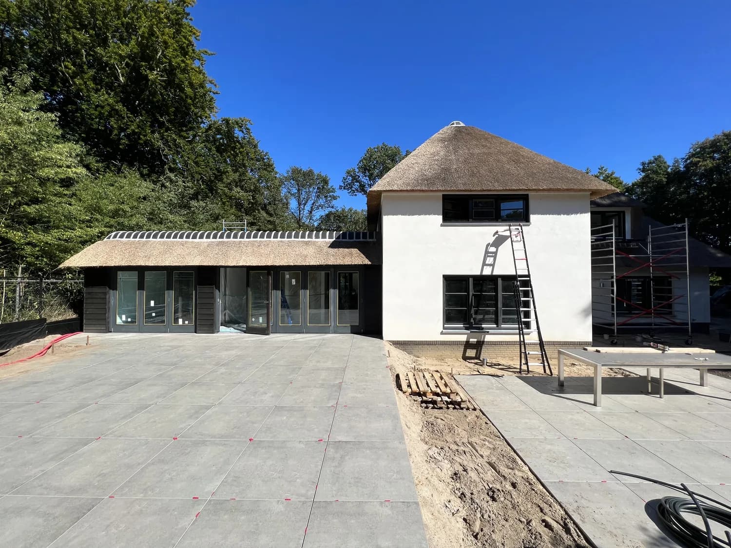 Zijaanzicht van de villa met de nieuwe aanbouw