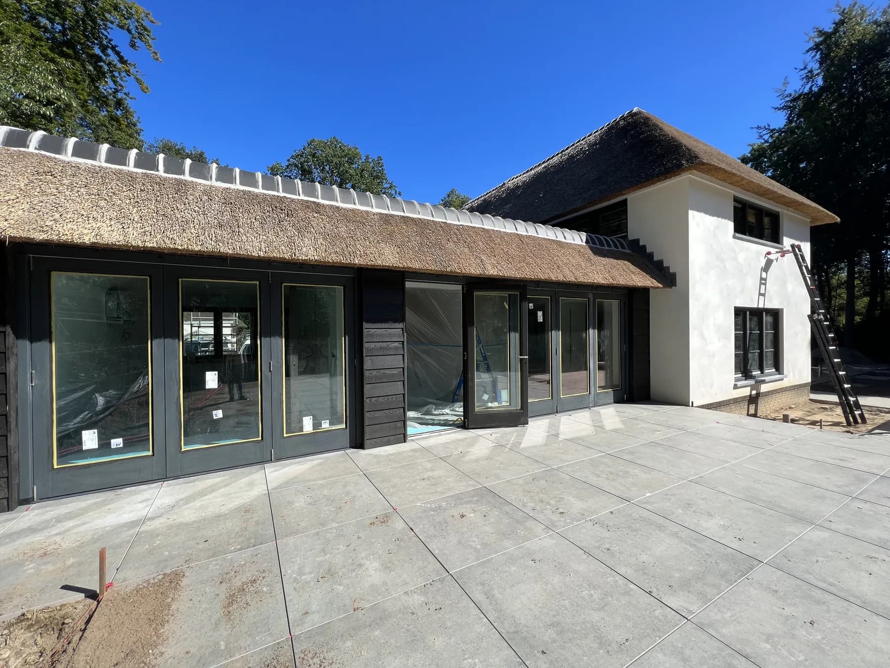Villa met rieten dak en nieuwe wellnessuitbreiding in Blaricum