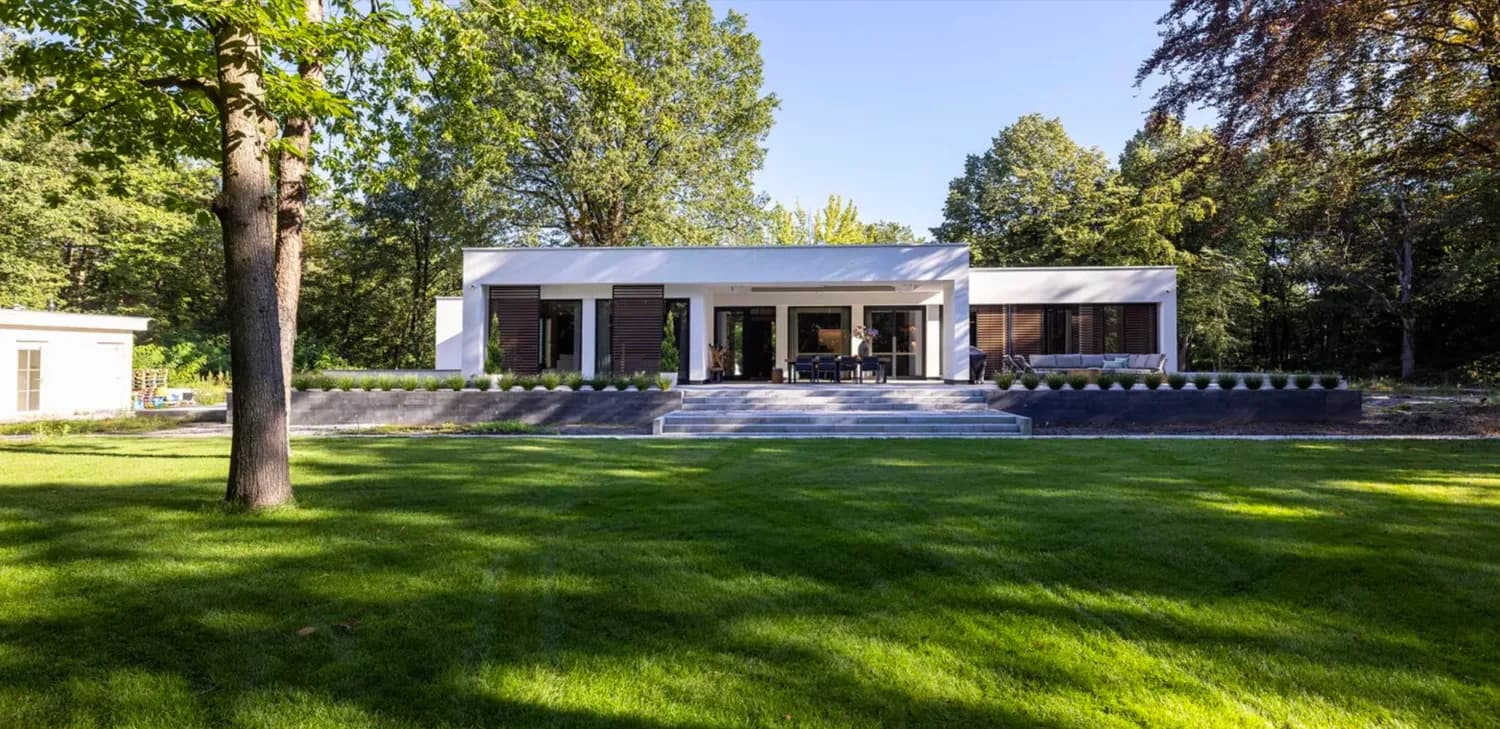 De gerenoveerde villa gezien vanuit de tuin