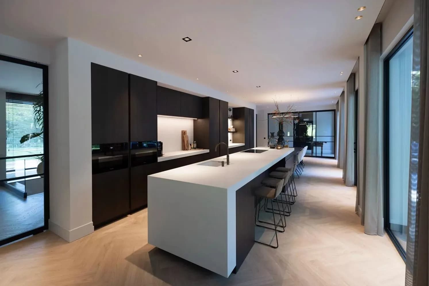 Open keuken met maatwerk kookeiland
