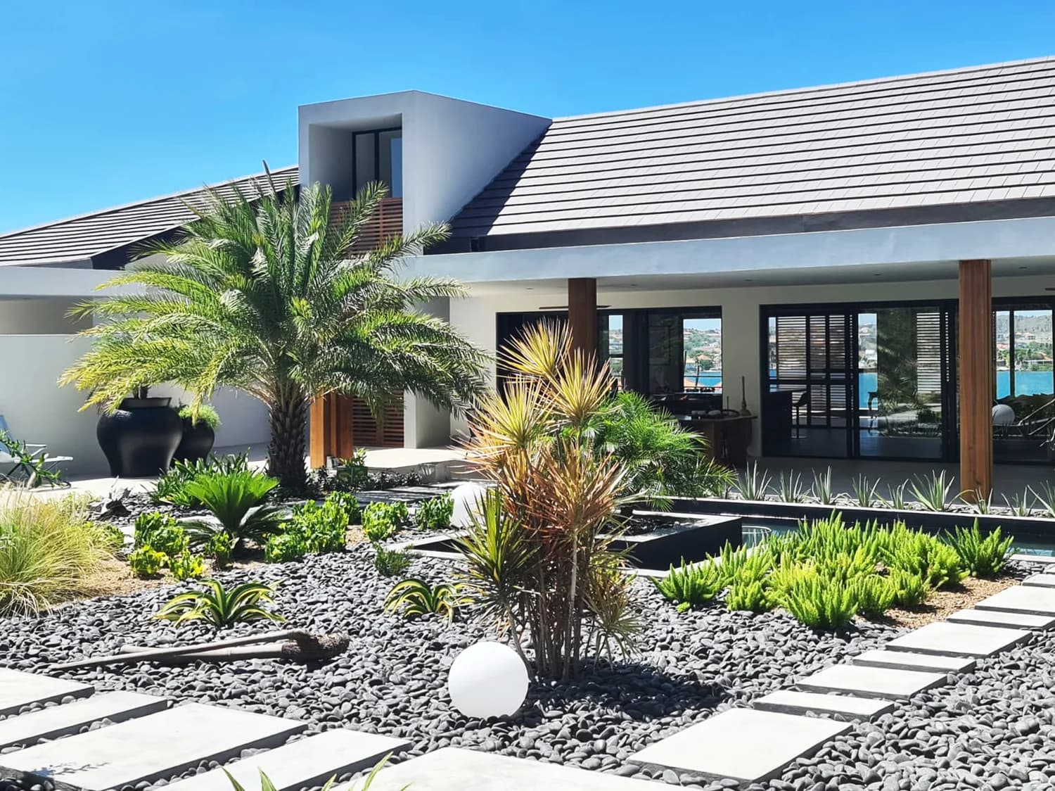 Villa met palmen en zwembad