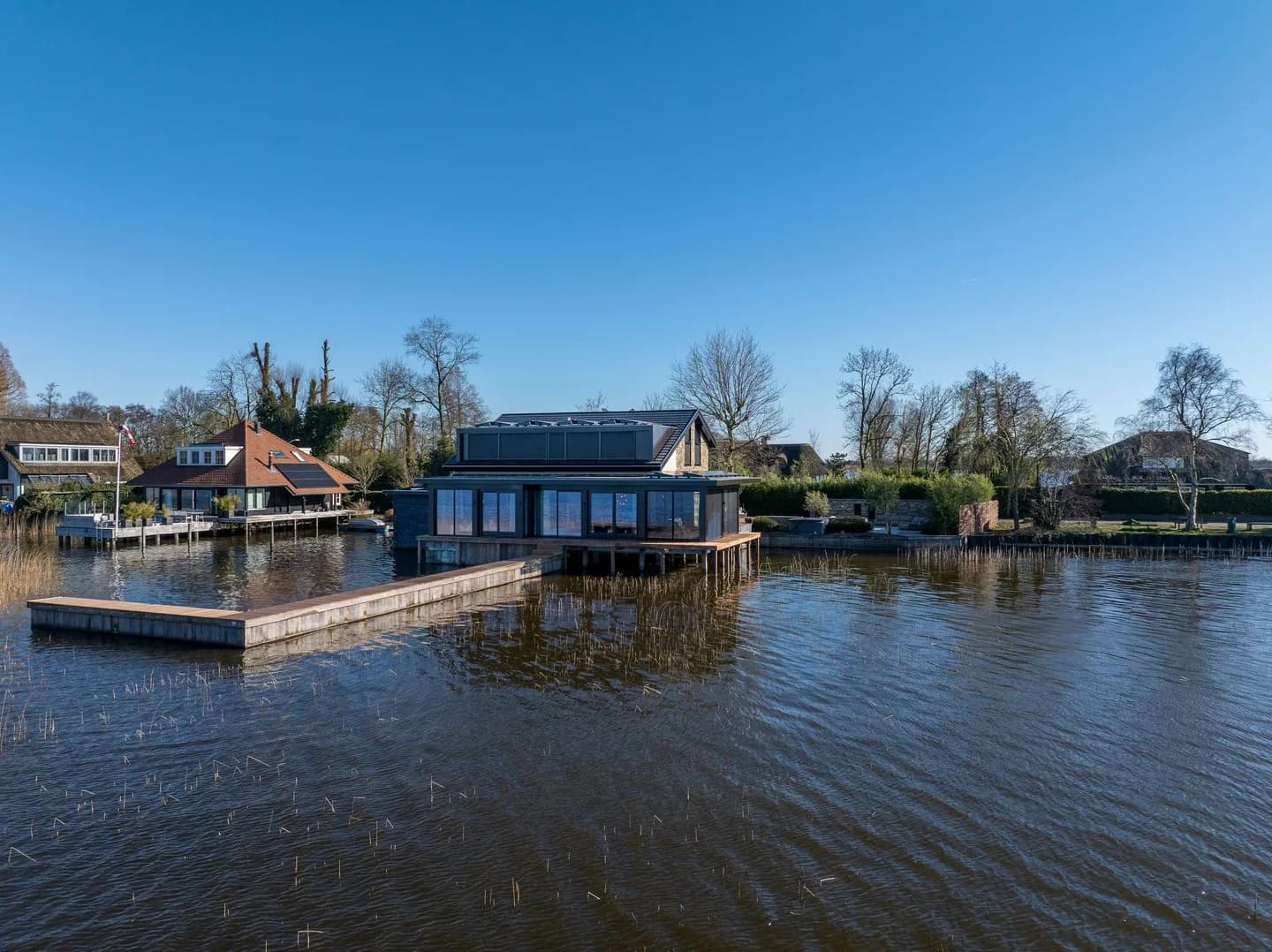 Getransformeerde watervilla aan de Loosdrechtse Plassen
