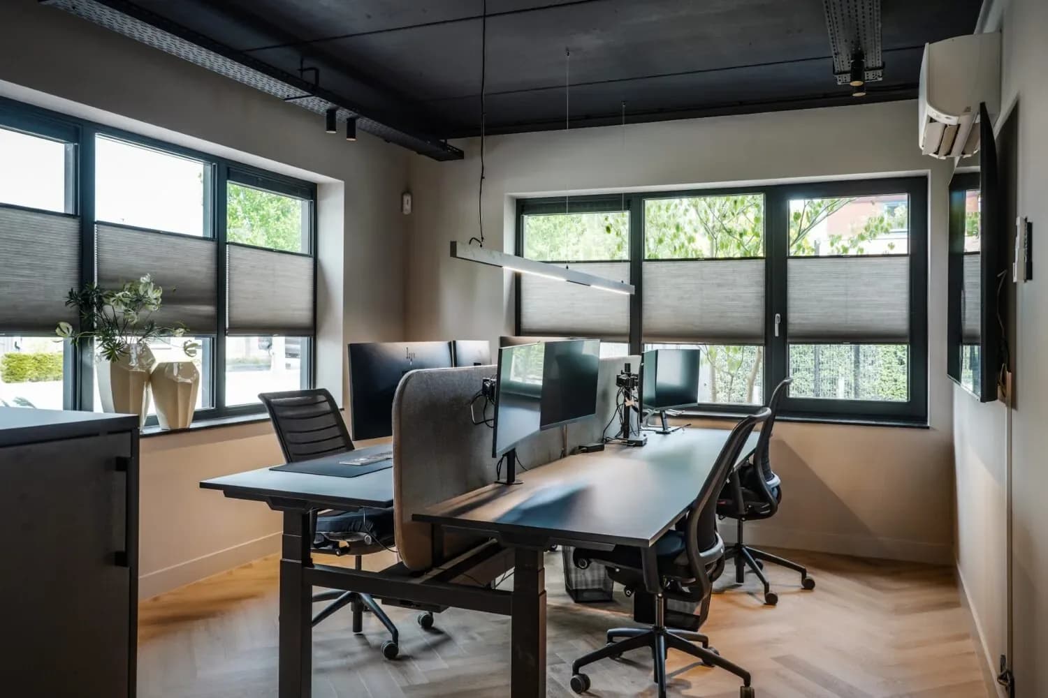 Ingericht kantoor met veel daglicht, ontworpen door Molen Architects