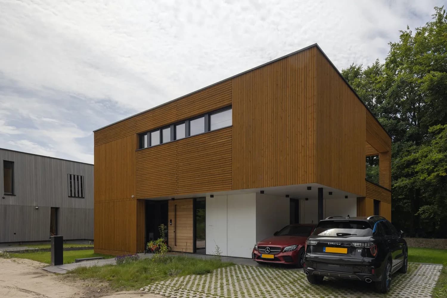 Hoekdetail van de villa met het zwevende vloerveld