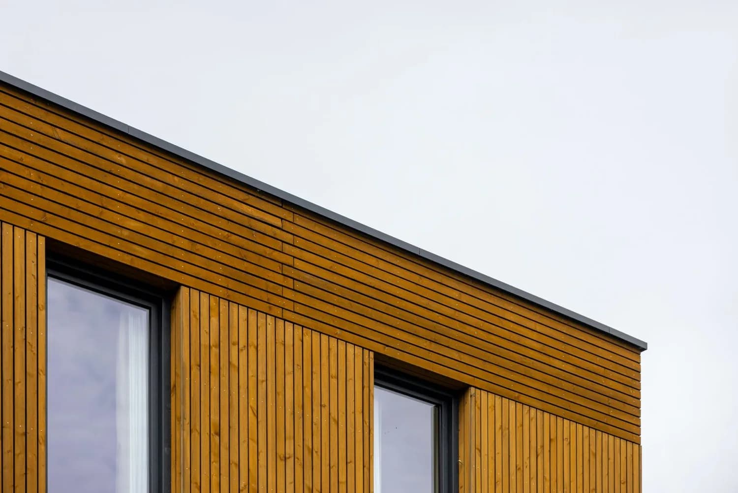 Detail van de gevel en raampartijen
