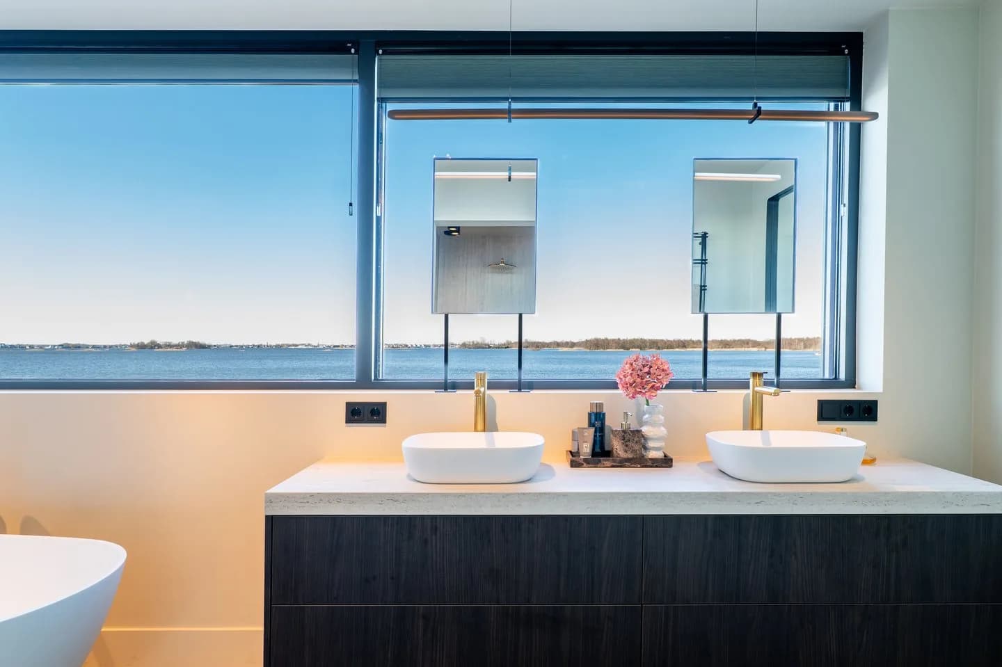 Master badkamer met panoramisch wateruitzicht