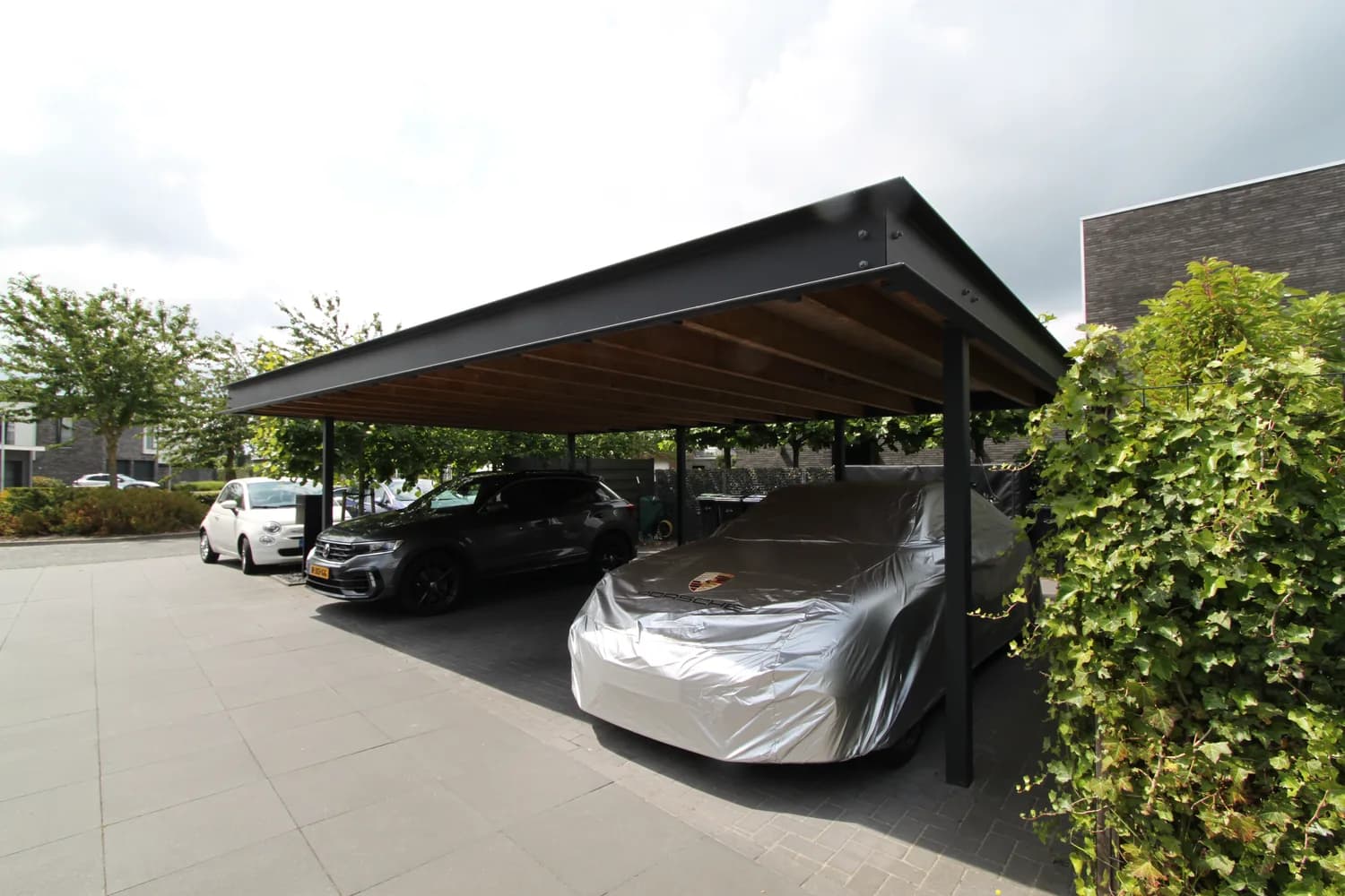 Overdekte carport van het bijgebouw